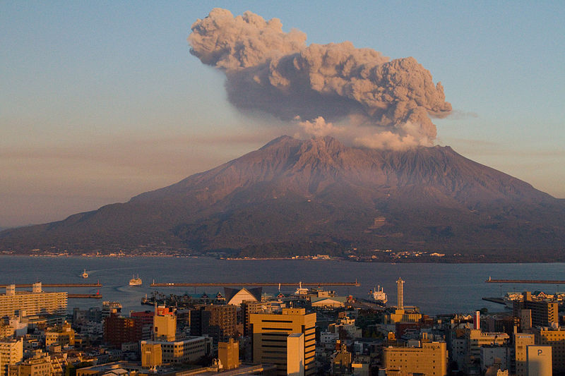 sakurajima erupting